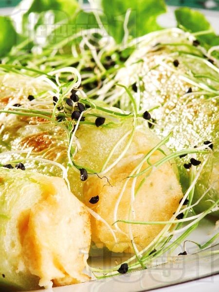 Пълнени пържени краставички корнишони със сирене и яйца - снимка на рецептата